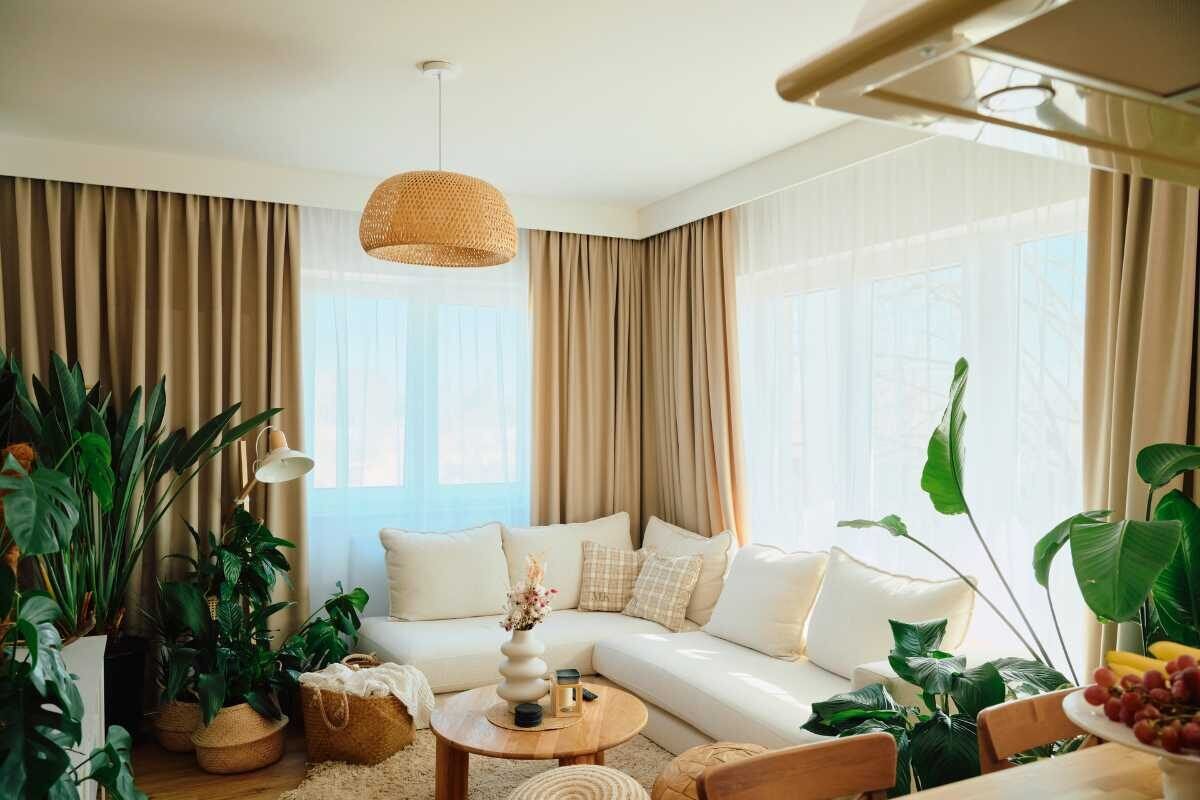 Beige und weiße Vorhänge in einem modern eingerichteten Wohnzimmer